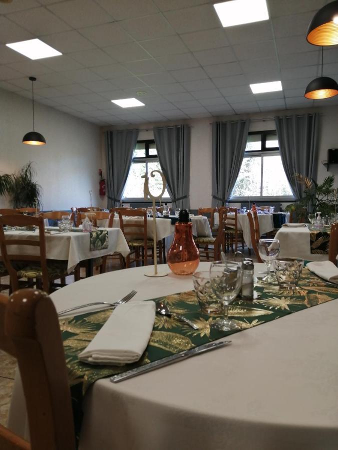 Hotel Restaurant La Grenouillere Vitre  Bagian luar foto