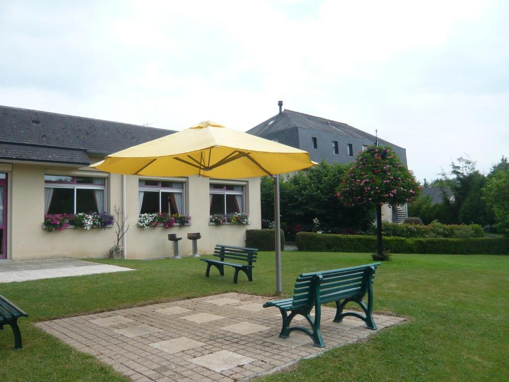 Hotel Restaurant La Grenouillere Vitre  Bagian luar foto