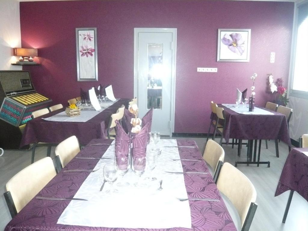 Hotel Restaurant La Grenouillere Vitre  Bagian luar foto