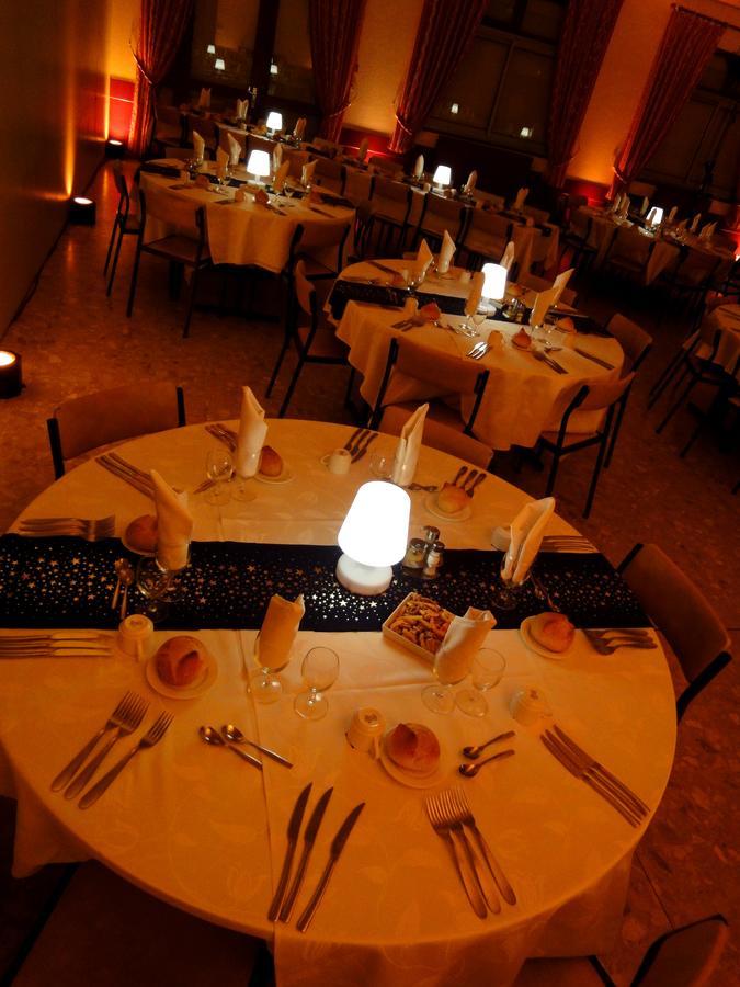 Hotel Restaurant La Grenouillere Vitre  Bagian luar foto