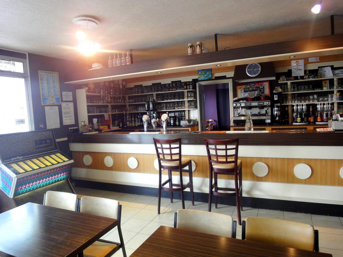 Hotel Restaurant La Grenouillere Vitre  Bagian luar foto